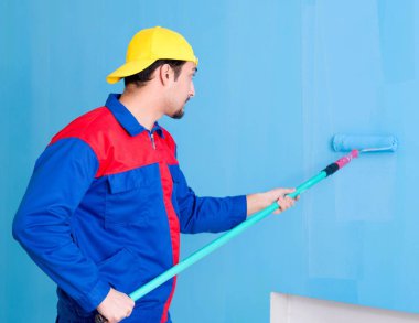 Genç ressam evde tadilat yapıyor.