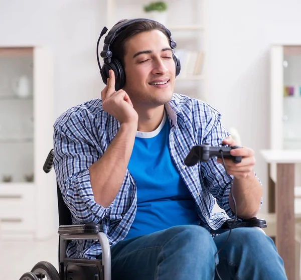 Hombre discapacitado jugando juegos de ordenador durante la rehabilitación —  Fotos de Stock