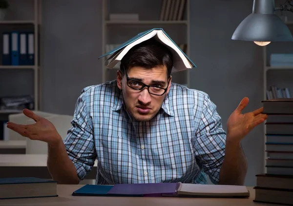 Estudante se preparando para exames tarde da noite — Fotografia de Stock