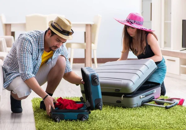 Genç aile tatil için hazırlanıyor. — Stok fotoğraf