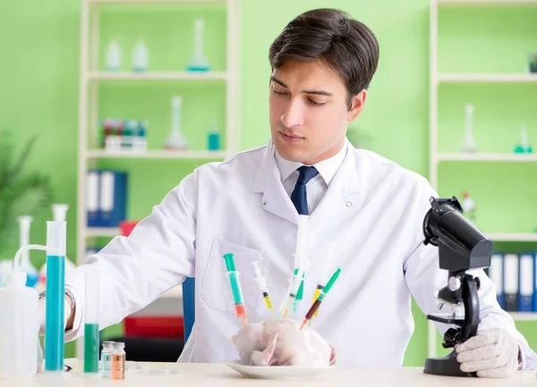 Laborassistentin testet GVO-Hühner — Stockfoto