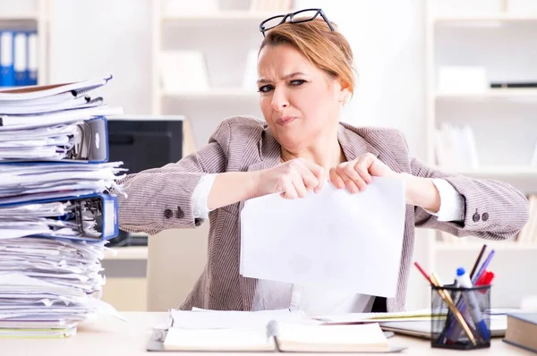 継続的な書類作成でビジネス女性は非常に忙しい — ストック写真