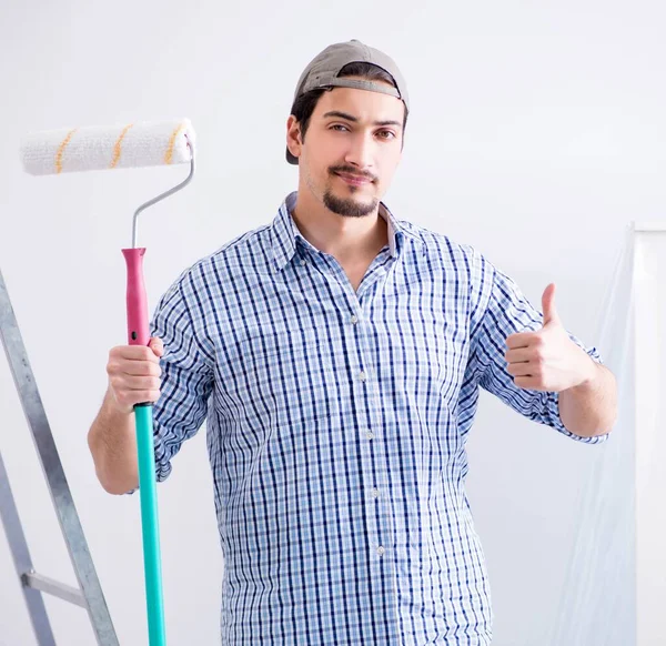 Jovem pintor fazendo renovação em casa — Fotografia de Stock