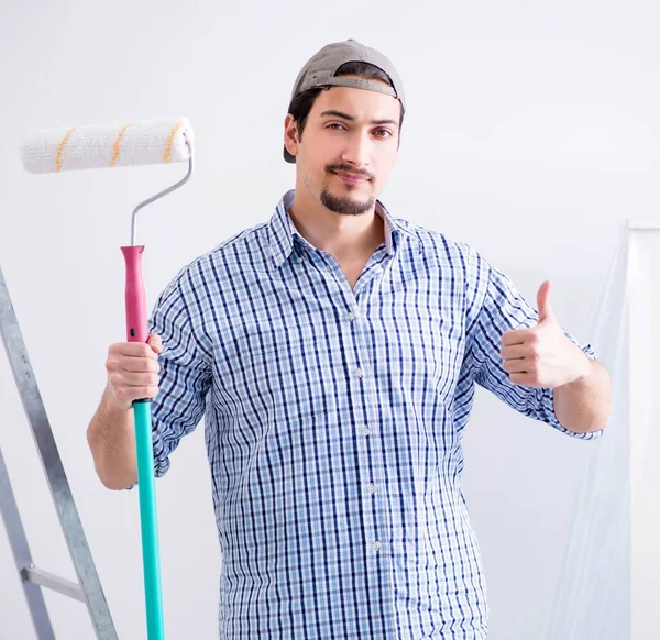 Joven pintor haciendo renovación en casa — Foto de Stock