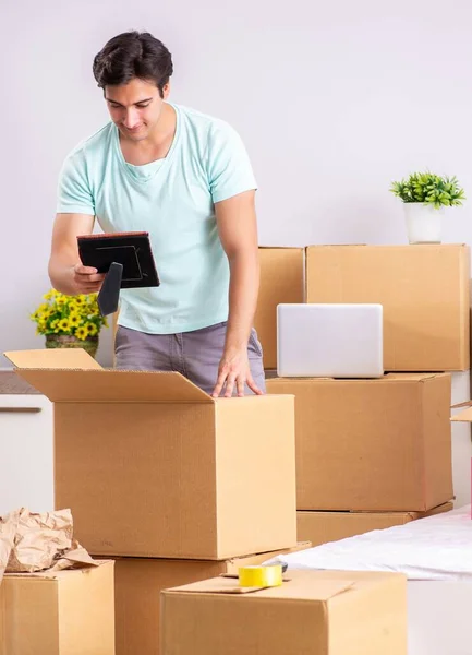 Joven mudándose a nuevo apartamento —  Fotos de Stock