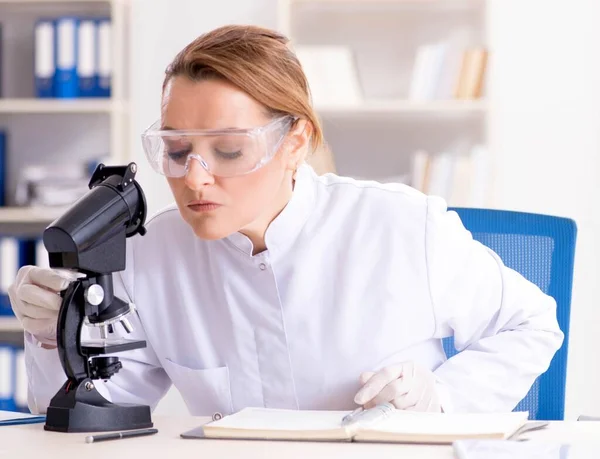 Femme chimiste travaillant dans le laboratoire clinique de l'hôpital — Photo