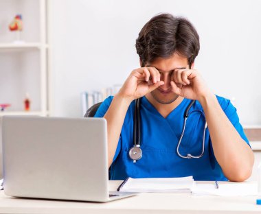 Hastanede çalışan genç bir doktor.