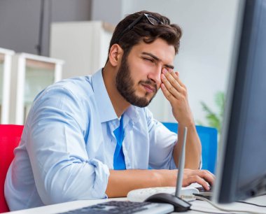 Hayal kırıklığına uğramış genç adam internetin zayıf çekmesi yüzünden