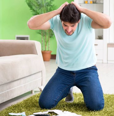 Genç adam kişisel finans ve faturalarla boğuşuyor.