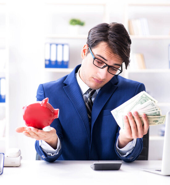Бизнесмен думает о своих сбережениях во время кризиса