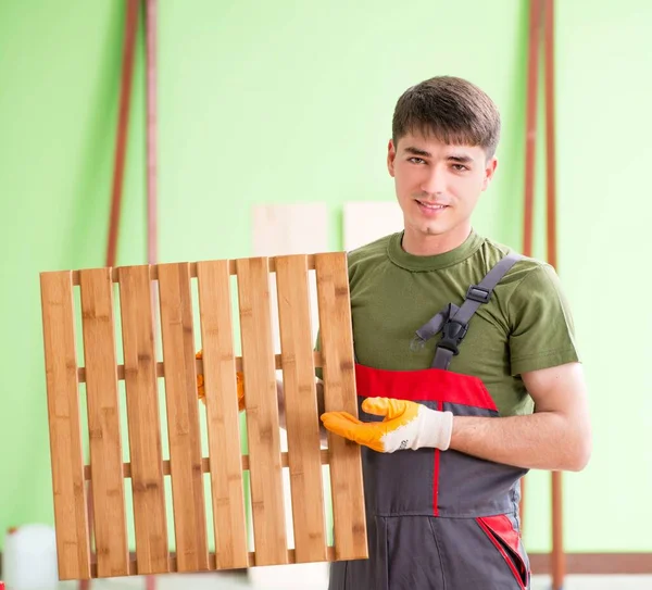 Joven carpintero trabajando en taller —  Fotos de Stock