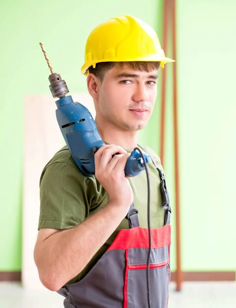 작업장에서 일하는 청년 목수 — 스톡 사진