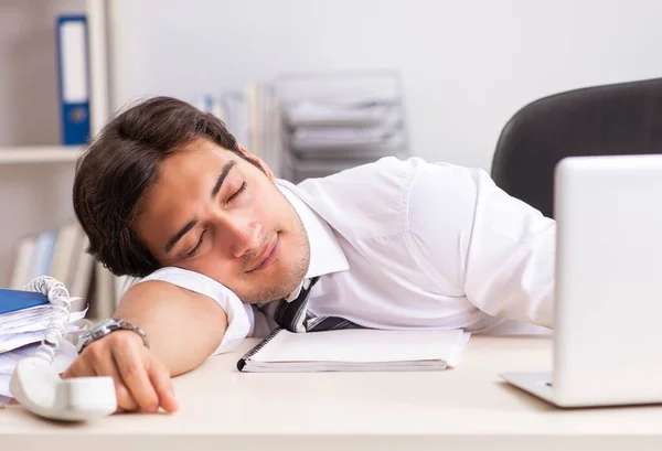 Jovem empresário bonito que trabalha no escritório — Fotografia de Stock