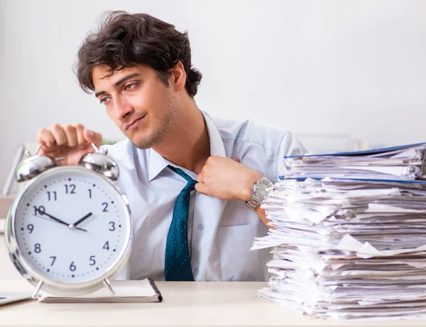 Funcionário ocupado sobrecarregado com muita papelada e trabalho — Fotografia de Stock