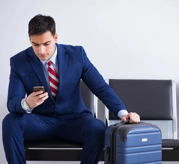 Mann wartet in Flughafen-Lounge auf Boarding — Stockfoto