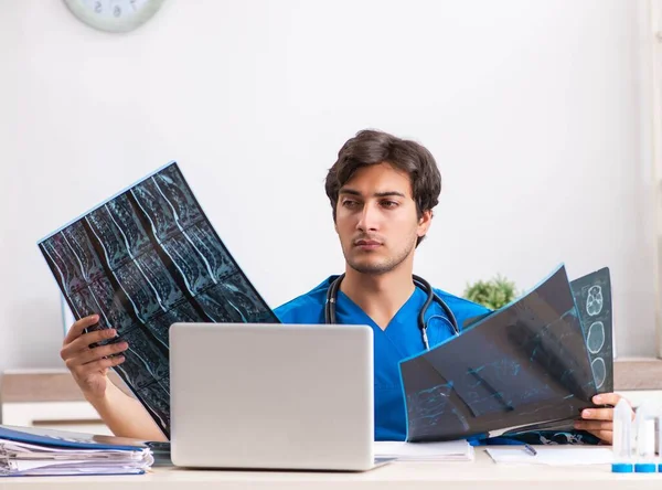 Male doctor radiologist with x-ray can image — Stock Photo, Image