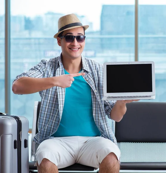 Joven viajando por sus vacaciones de verano en la playa — Foto de Stock