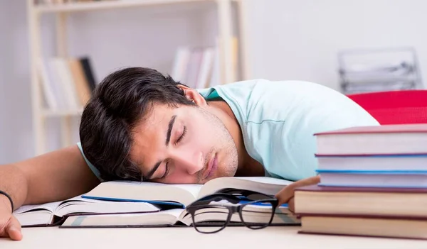 Joven estudiante guapo preparándose para los exámenes escolares — Foto de Stock