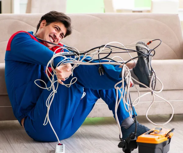 Электрический подрядчик с запутанными кабелями — стоковое фото