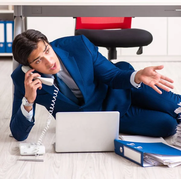Lelah kelelahan pengusaha bekerja lembur di kantor — Stok Foto