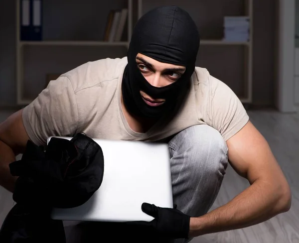 Inbrottstjuv bär balaclava mask på brottsplatsen — Stockfoto