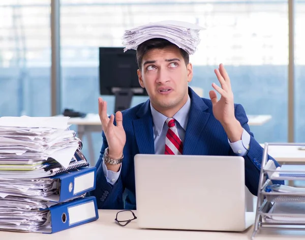 Geschäftsmann Workaholic kämpft mit Papierstapel — Stockfoto