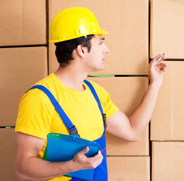 Hombre contratista trabajando con cajas de entrega — Foto de Stock