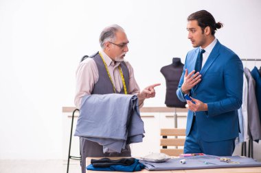 Genç işadamı yaşlı terziyi ziyaret ediyor.