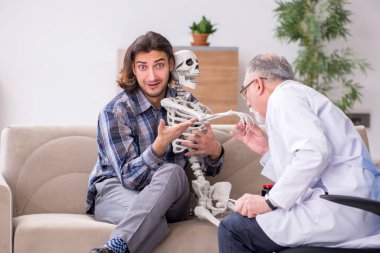 Genç erkek hasta deneyimli doktor psikiyatristi ziyaret ediyor