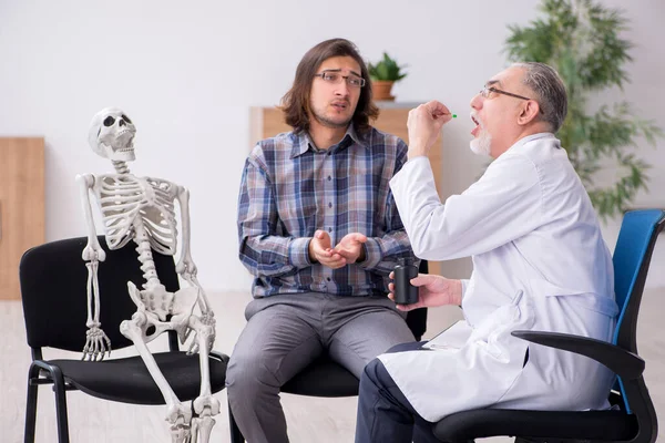 Jonge mannelijke patiënt op bezoek bij ervaren arts-psychiater — Stockfoto