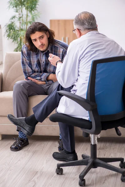 Genç erkek hasta deneyimli doktor psikiyatristi ziyaret ediyor — Stok fotoğraf