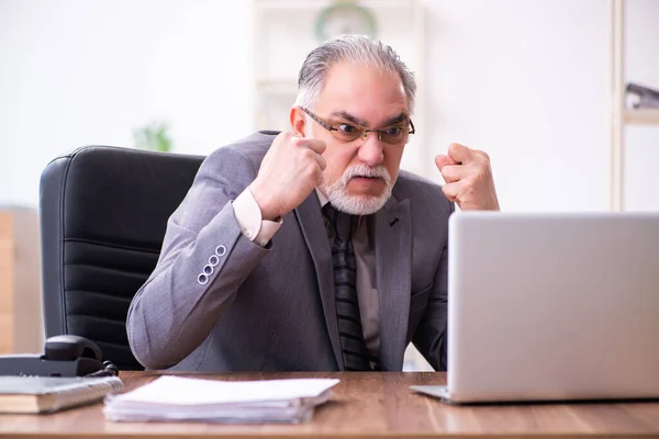 Geschäftsmann wütend und wütend am Arbeitsplatz — Stockfoto