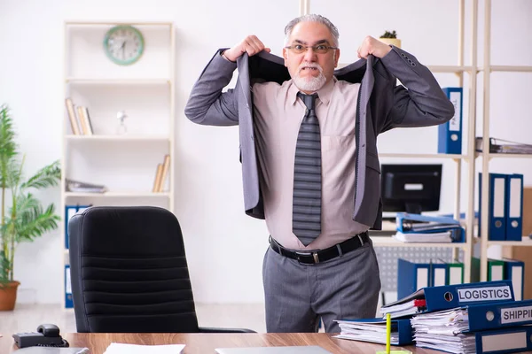 Бізнесмен злий і лютий на робочому місці — стокове фото