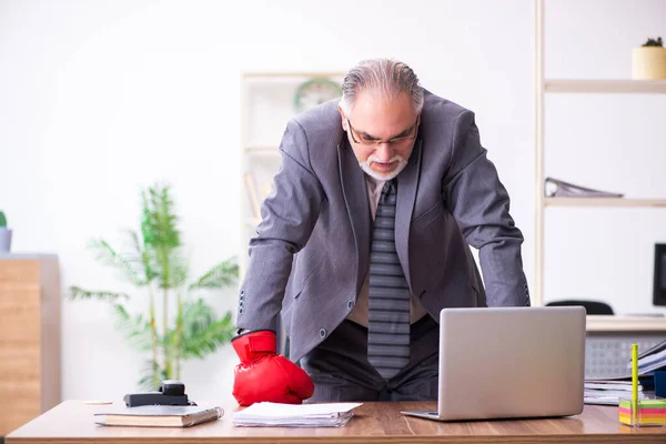 Zakenman boos en woedend op de werkplek — Stockfoto