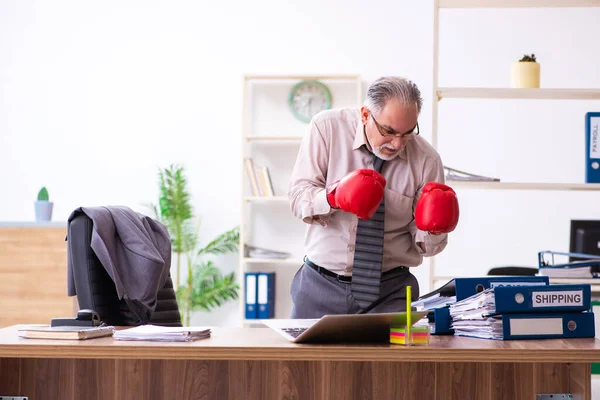 Geschäftsmann wütend und wütend am Arbeitsplatz — Stockfoto