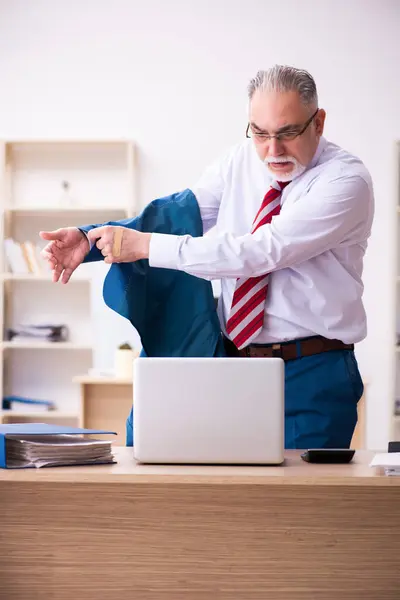 Gammal manlig anställd på kontoret — Stockfoto