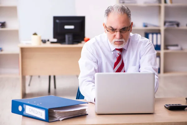 Alt männlich mitarbeiter working im die büro — Stockfoto