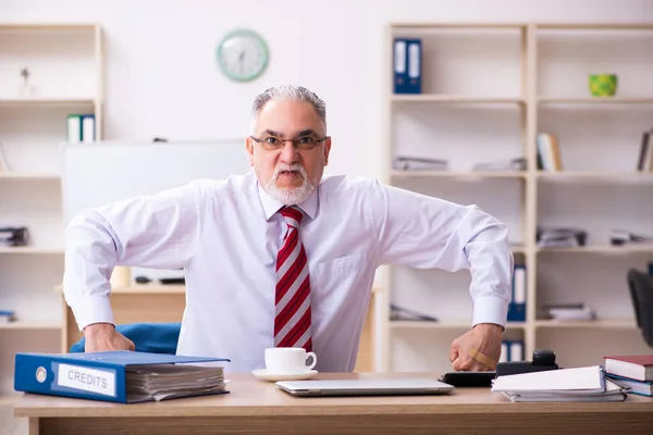 Vecchio dipendente maschile che lavora in ufficio — Foto Stock