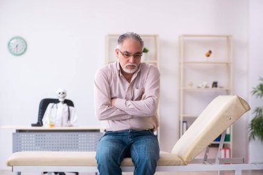 Yaşlı adam ölü doktoru ziyaret ediyor.