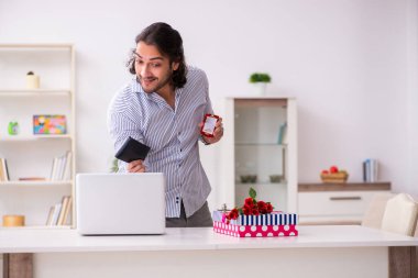 Başarılı genç adam internet üzerinden evlenme teklif ediyor.