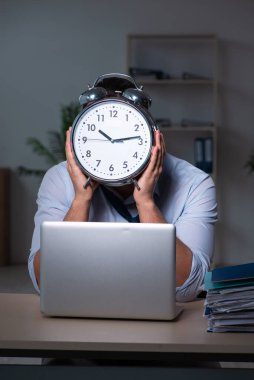 Genç işadamı ofiste geç saatlere kadar çalışıyor.