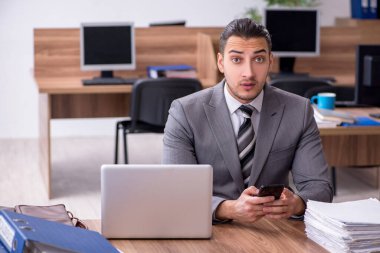 Ofiste çalışan genç bir erkek.