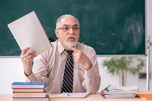 Oude mannelijke leraar in de klas — Stockfoto