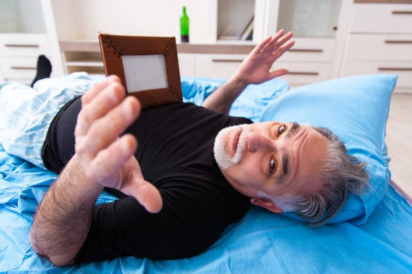 Vecchio che beve vino in camera da letto — Foto Stock