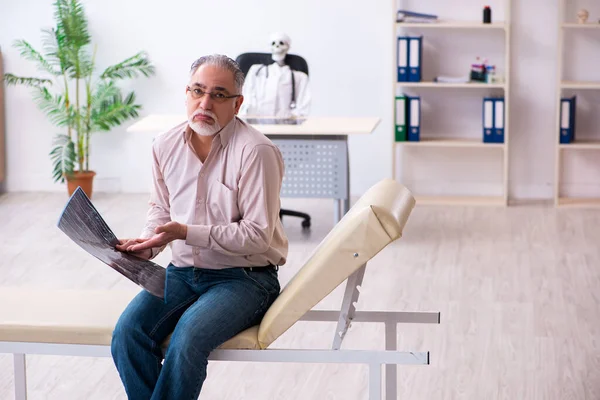Yaşlı adam ölü doktor radyolojisti ziyaret ediyor.