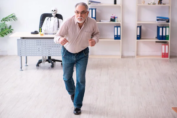 Oude man patiënt bezoekt dode dokter — Stockfoto