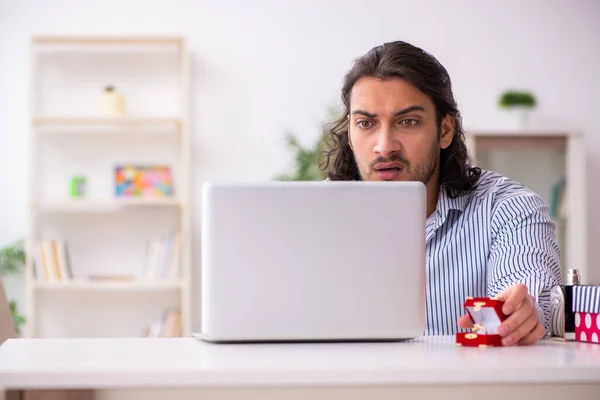 Junger Mann macht Heiratsantrag via Internet — Stockfoto