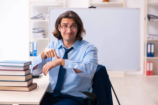 Joven estudiante de negocios estudiando en el lugar de trabajo — Foto de Stock