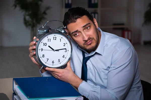 Joven hombre de negocios trabajando hasta tarde en la oficina — Foto de Stock