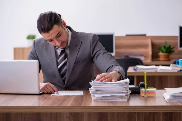 Giovane dipendente maschile che lavora in ufficio — Foto Stock